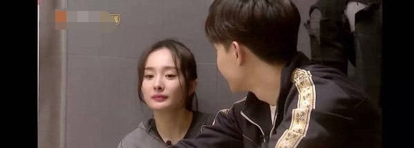 杨幂综艺节目狂撩邓伦,俩人对视的眼神太甜蜜