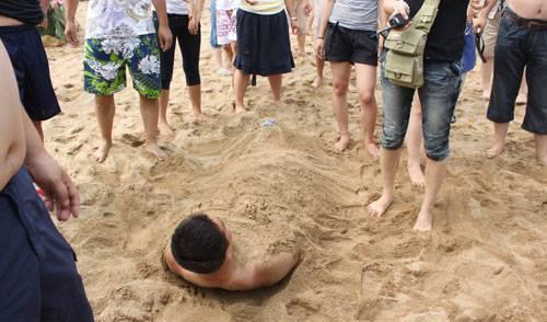 去海边为啥不要把身体埋进沙子里?导游:海水冲上来,你就明白了_图4 去海边为啥不要把身体埋进沙子里?导游:海水冲上来,你就明白了_图4