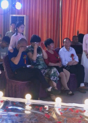 搞笑gif: 大概这就是女神吧, 放个屁都觉得香