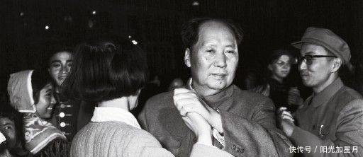 孟锦云和毛主席的珍贵合影,第三张在跳舞,最后