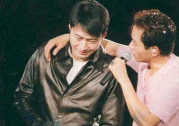 娱乐圈真大佬:踢向华强椅子,捏成龙脸蛋,黎明也