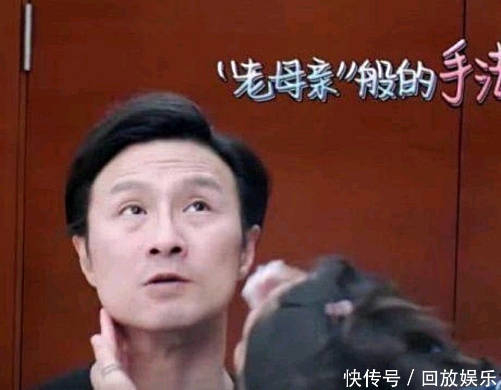 章子怡帮汪峰卸妆,当汪峰卸妆摘下眼镜后,瞬间