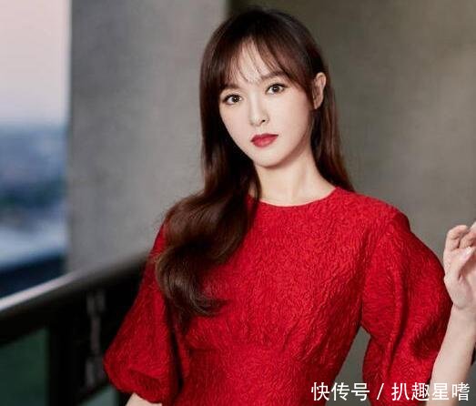 唐嫣献唱中秋晚会, 表演结束抚摸小女孩的脸, 谁