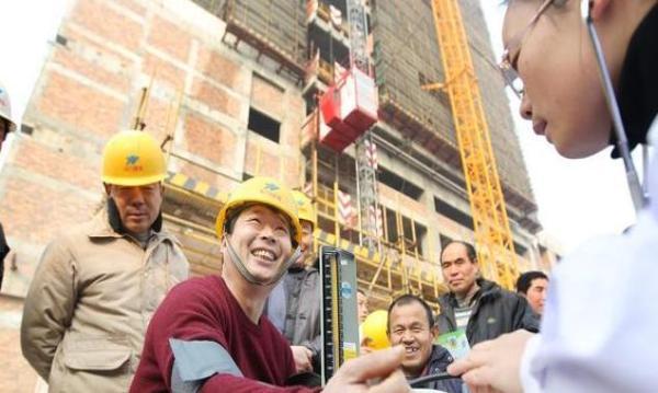 马云扬言：“未来5年让农民工消失！”建筑工人反问：谁来盖楼？