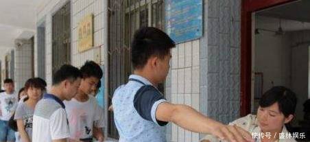 俄罗斯女孩高考过安检,被强制要求脱下内衣,网