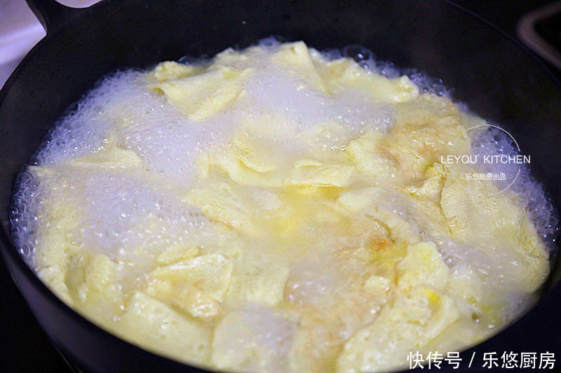 立秋后多喝汤,鸡蛋汤这样煮,汤色像牛奶一样白
