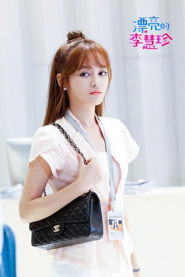 杨幂新签95后小花王一菲,长相似baby又似姚笛