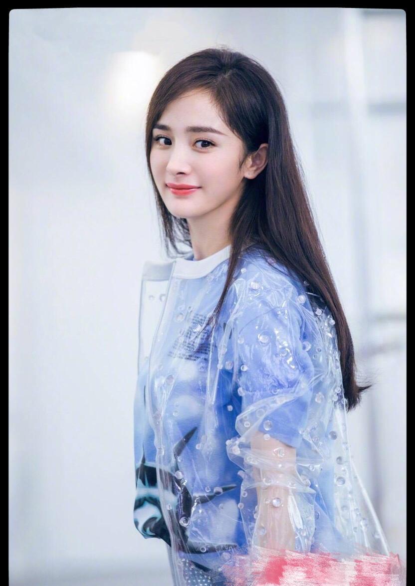 杨幂三万五的香奈儿塑料雨衣两万的香奈儿包包