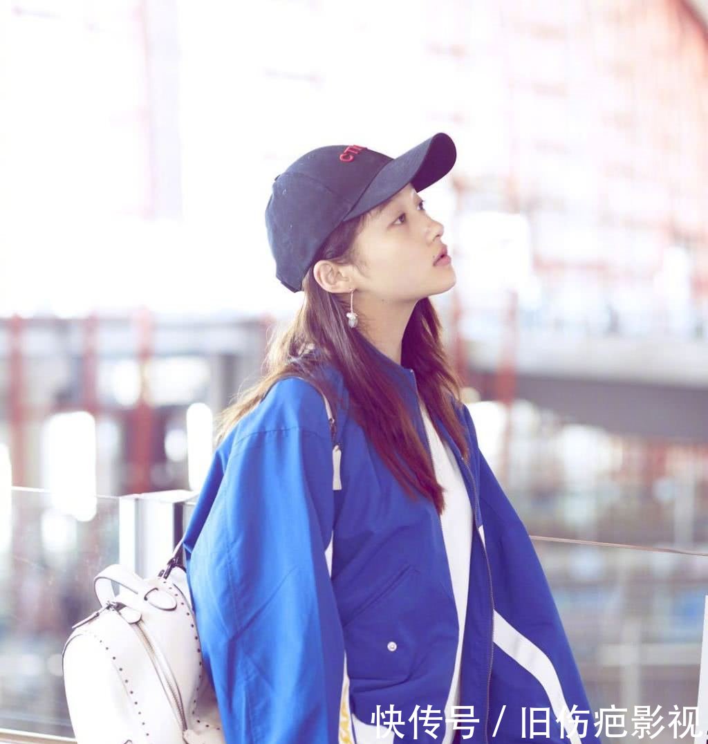 关晓彤随张艺谋抵达威尼斯将参加电影节,第一