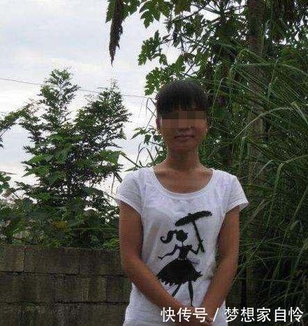 90后女子火车站过安检,跟着行李一起钻进机器