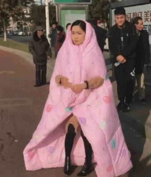 女子捂着被子等公交,路人感觉不对劲,接下来一幕让人忍不住大笑