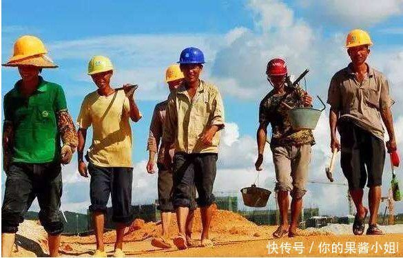 穷男友拿不出彩礼,我妈不同意我俩婚事,一年后