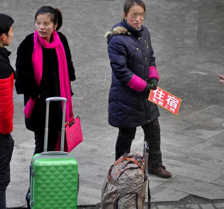 实拍：火车站广场拉客的旅馆，为什么同意跟着去的，都是农民工？