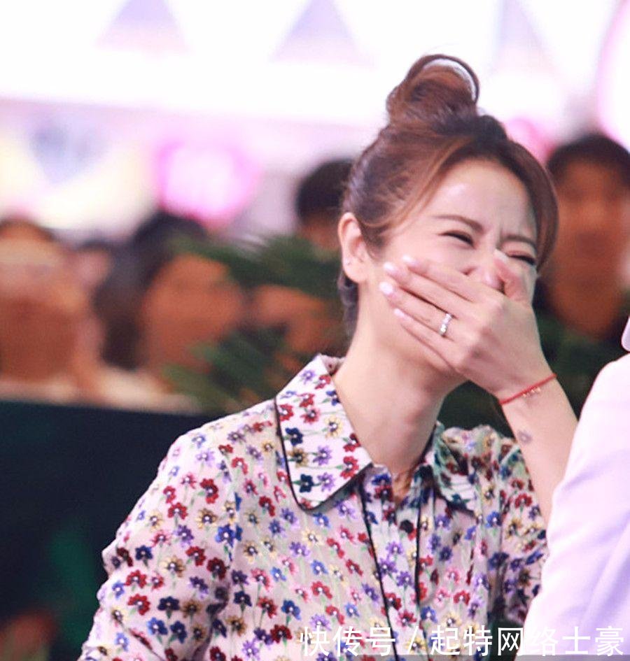 林心如穿碎花衬衣配彩色透视裙现身 扎丸子头