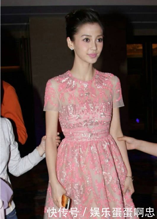 杨颖粉色礼服少女感爆棚,网友:这身装扮很时尚