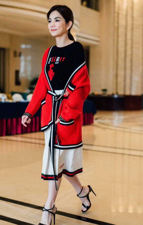 她曾因狐臭而自卑,因打扮中性被传是男儿身,如