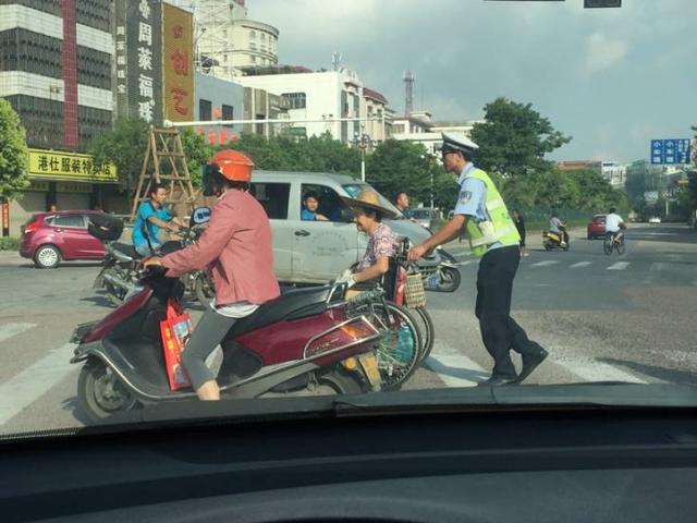 中山一辅警在街头，被人偷拍下这一幕！瞬间就传遍了网络