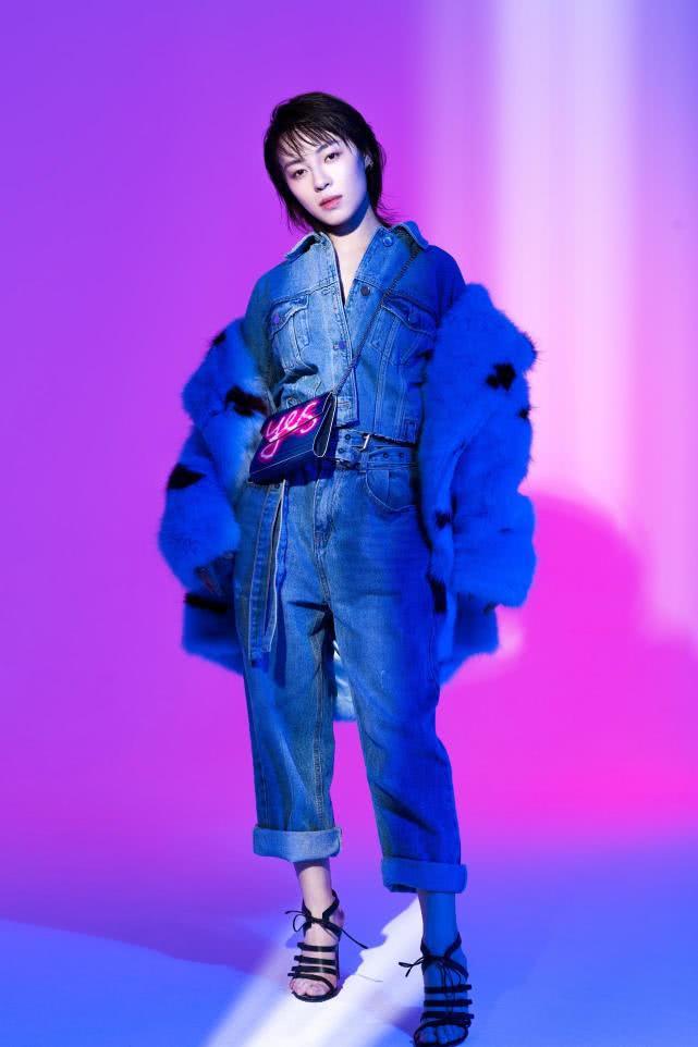 姜丹蓝色系梦幻写真酷帅来袭 欧美范儿尽展时尚表现力