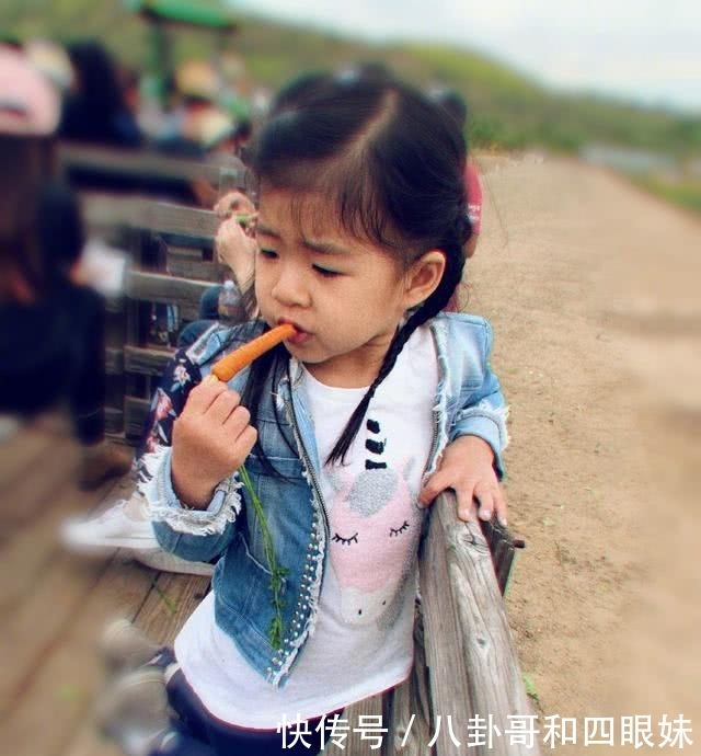 章子怡疑怀二胎消息后首发文,抱着醒宝巧妙遮