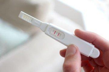 怀孕后老公主动睡客厅,半夜听见呻吟声,破门而入后,我笑出了声