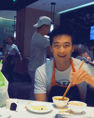 搞笑gif: 一下班, 就迫不及待的脱鞋闻一闻, 够味! 就