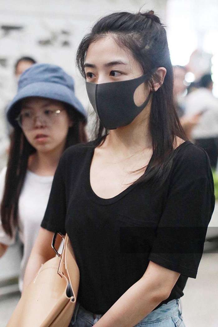 张含韵穿黑色低胸上衣配拼接双层裙子 扎着马