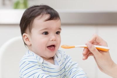 育儿分享:4个月宝宝厌奶处理方法及添加辅食事