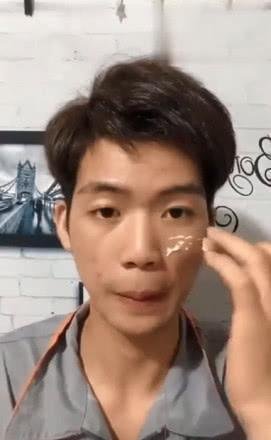 工地小伙仿妆鹿晗,涂上口红抿嘴一笑神还原,果