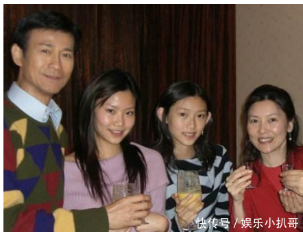 71岁郑少秋全家近照,妻子优雅仨女儿漂亮,还有