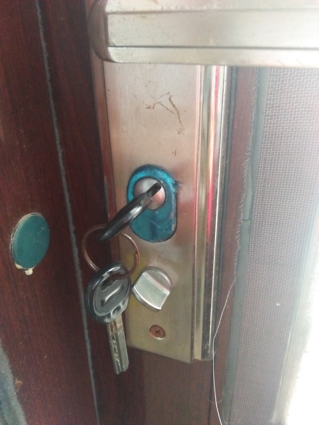 钥匙锁在门眼里打不开,怎么办?_360问答