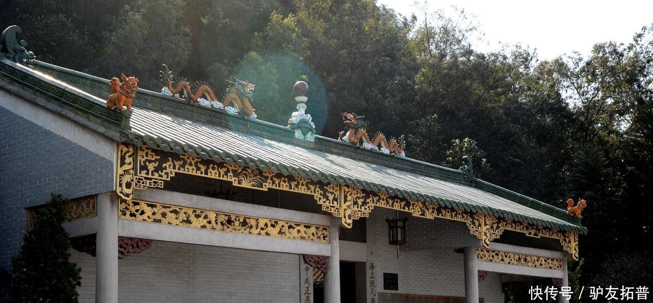 东莞有一座清代的黄大仙古庙, 是东莞香火最旺