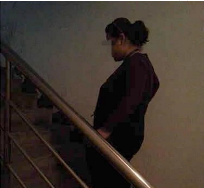高龄孕妇想自然分娩,半夜爬楼梯,生下儿子后愣