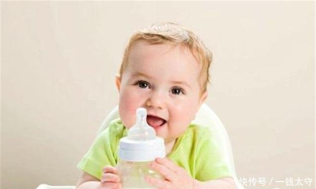 2岁宝宝喝牛奶后上吐下泻,家长们别再自作聪明