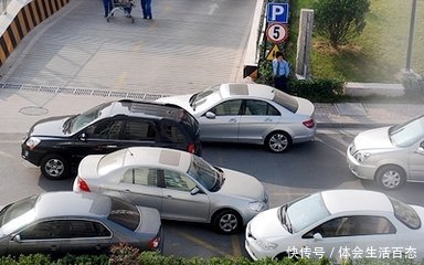 孩子不小心碰到豪车，车主她索赔五万，孩子父亲来了车主连忙道歉