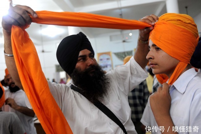印度男人喜欢包头巾,款式包法各种各样,因为这
