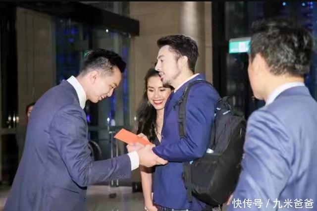 前任结婚,他带着现任参加婚礼还和新郎热聊,谁