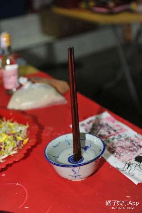 【深夜毒物】那些年民间驱鬼秘术立筷子到底是什么鬼