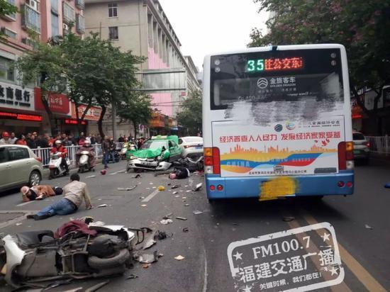 龙岩持刀劫持公交车事件已致8死22伤,事故原因