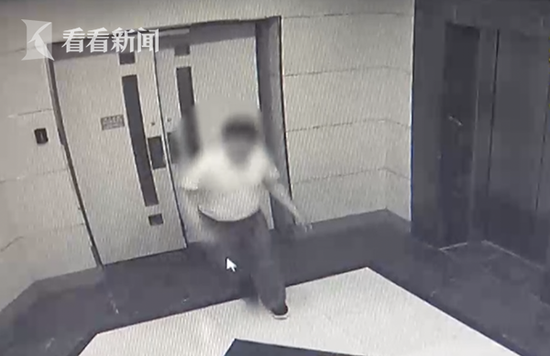 男子为寻刺激藏身女更衣室偷拍 手机藏大量裙