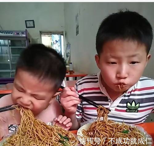 男孩在幼儿园经常喊饿,看到他在家吃饭的照片