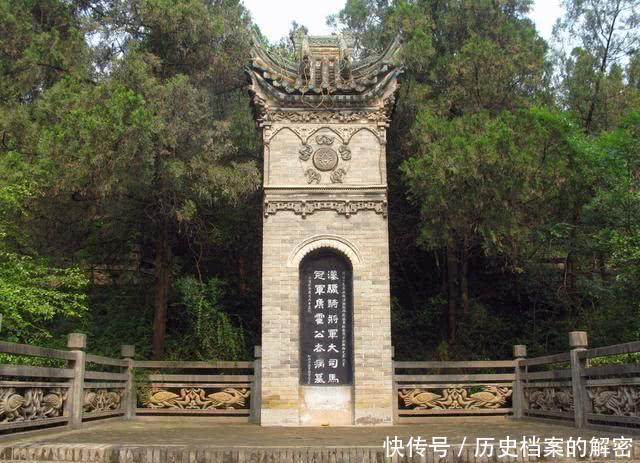 卫青与霍去病墓地仅有一墙之隔,一个鲜花常驻,一个却遍地垃圾!