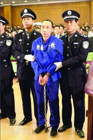 他砍死情人之后，用炸药炸死100多人，其中有不少无辜人员。