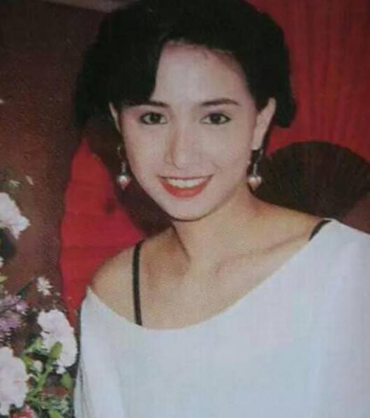 她是香港小姐亚军，因绯闻太多被封杀，嫁入豪门25年性感依旧