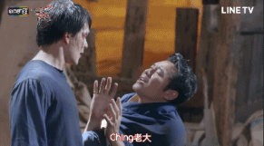 chaen是警局的探子,刚出场就打入了帮派内部被人打得一身伤.