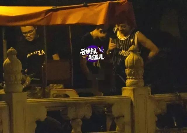 张一山被拍到过随地小便.