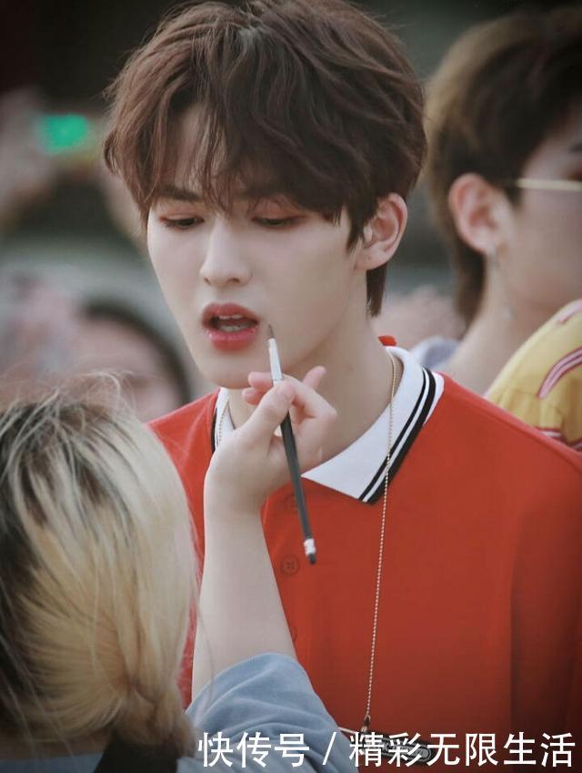 粉丝给小哥哥们写剧本太搞笑,让蔡徐坤打工给