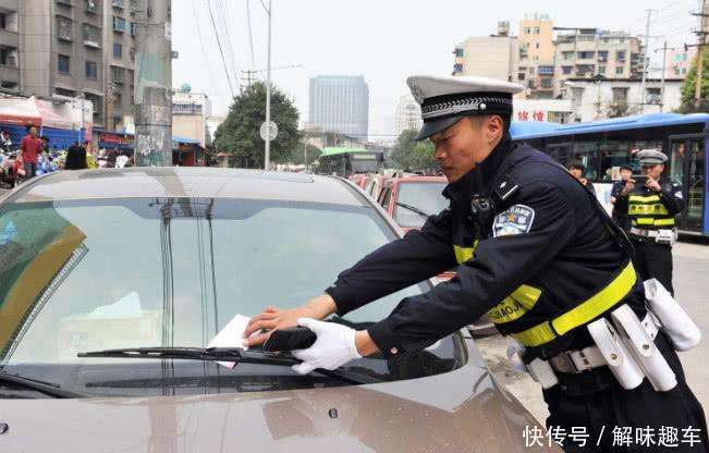 开车没带驾驶证, 交警前来问候, 这么做一分不