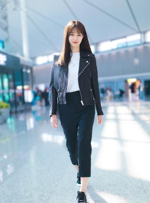 沈梦辰穿黑色皮外套比V拍照显亲和 综艺节目回