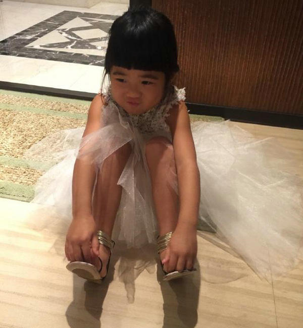 9月18日上午,曹格妻子吴速玲在微博晒出一组女儿曹华恩(grace)的照片