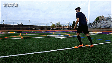 第二个训练:触摸折返跑 触摸折返跑—5次一组,做三组,组间休息1分钟